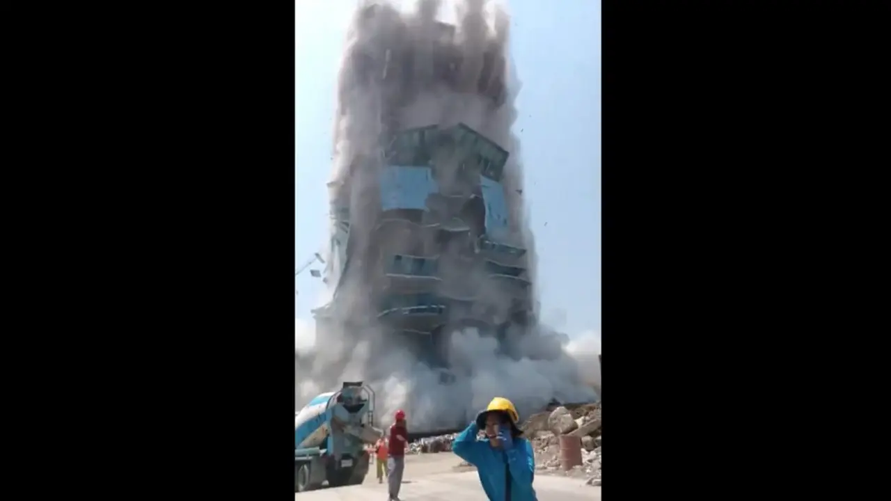 Im&aacute;genes del momento en el que se desploma un edificio. / X