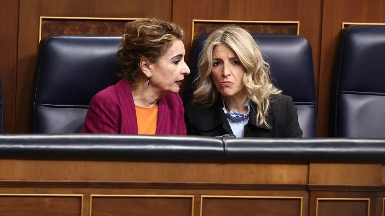 La vicepresidenta primera y ministra de Hacienda, Mar&iacute;a Jes&uacute;s Montero (i) y la vicepresidenta segunda y ministra de Trabajo, Yolanda D&iacute;az (d). / Eduardo Parra