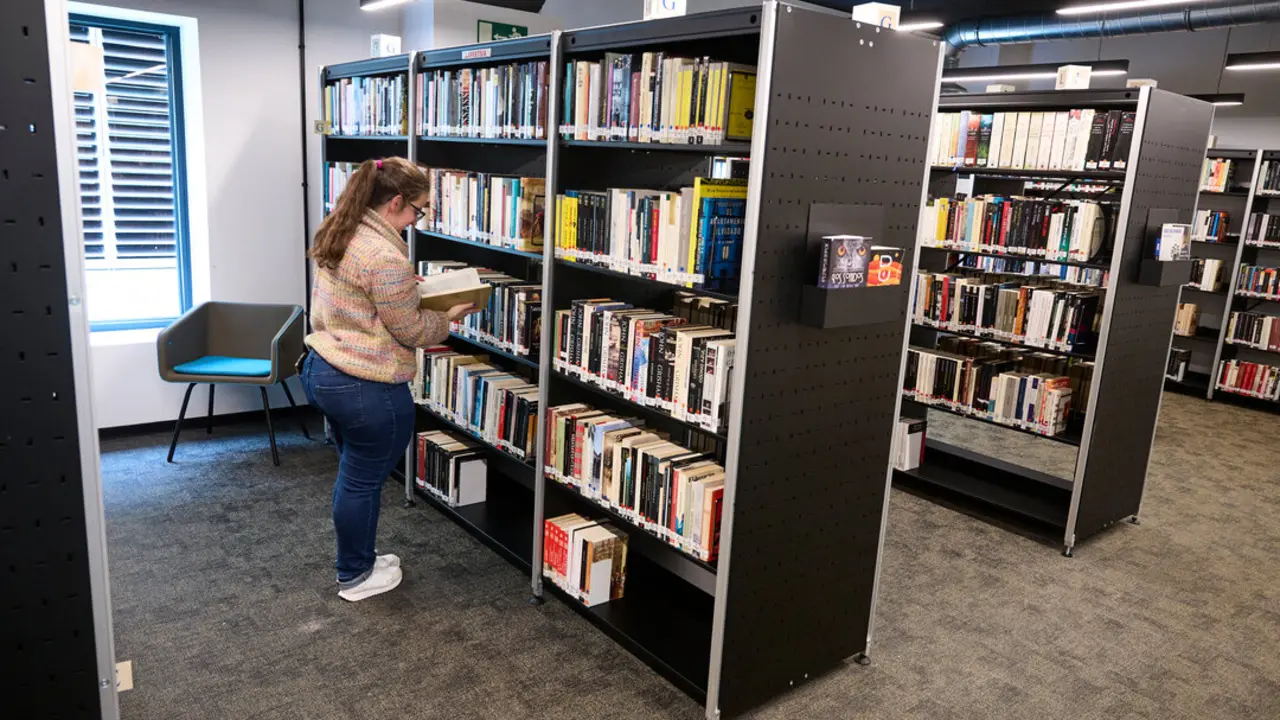 Una persona en el interior de la Biblioteca Municipal de Santander. / Alerta