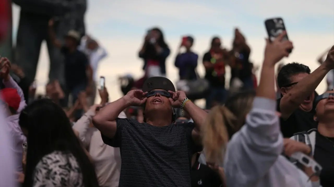 Varias personas viendo el eclipse solar en M&eacute;xico. / Eduardo Resendiz