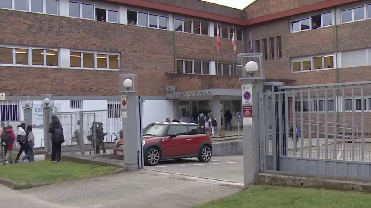 Varios alumnos a la entrada del instituto Torres Quevedo. / RTVE