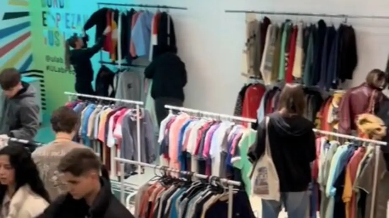 Varias personas miran ropa en una tienda. / RRSSS