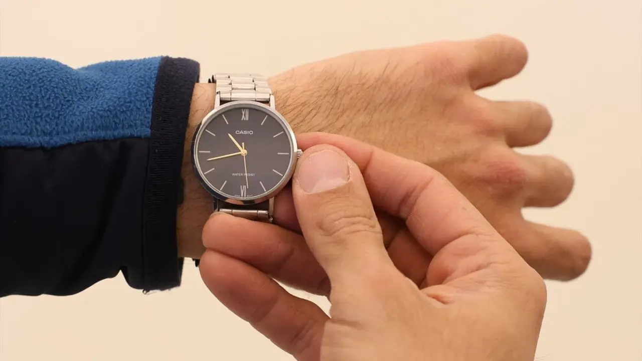 Un hombre cambia la hora en su reloj. / EP