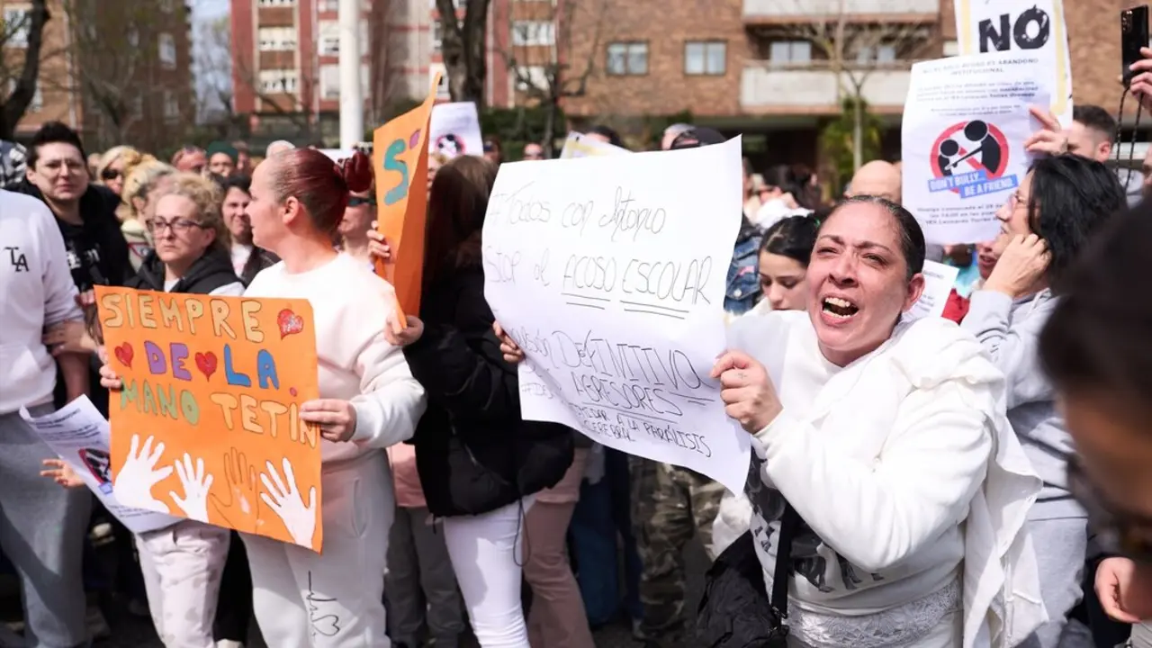 Varias personas con carteles durante una concentraci&oacute;n de apoyo al joven con par&aacute;lisis cerebral. / Juanma Serrano