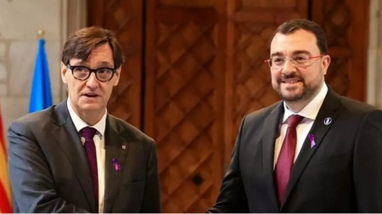 Salvador Illa y Adri&aacute;n Barb&oacute;n, en el Palacio de la Generalitat. / ep
