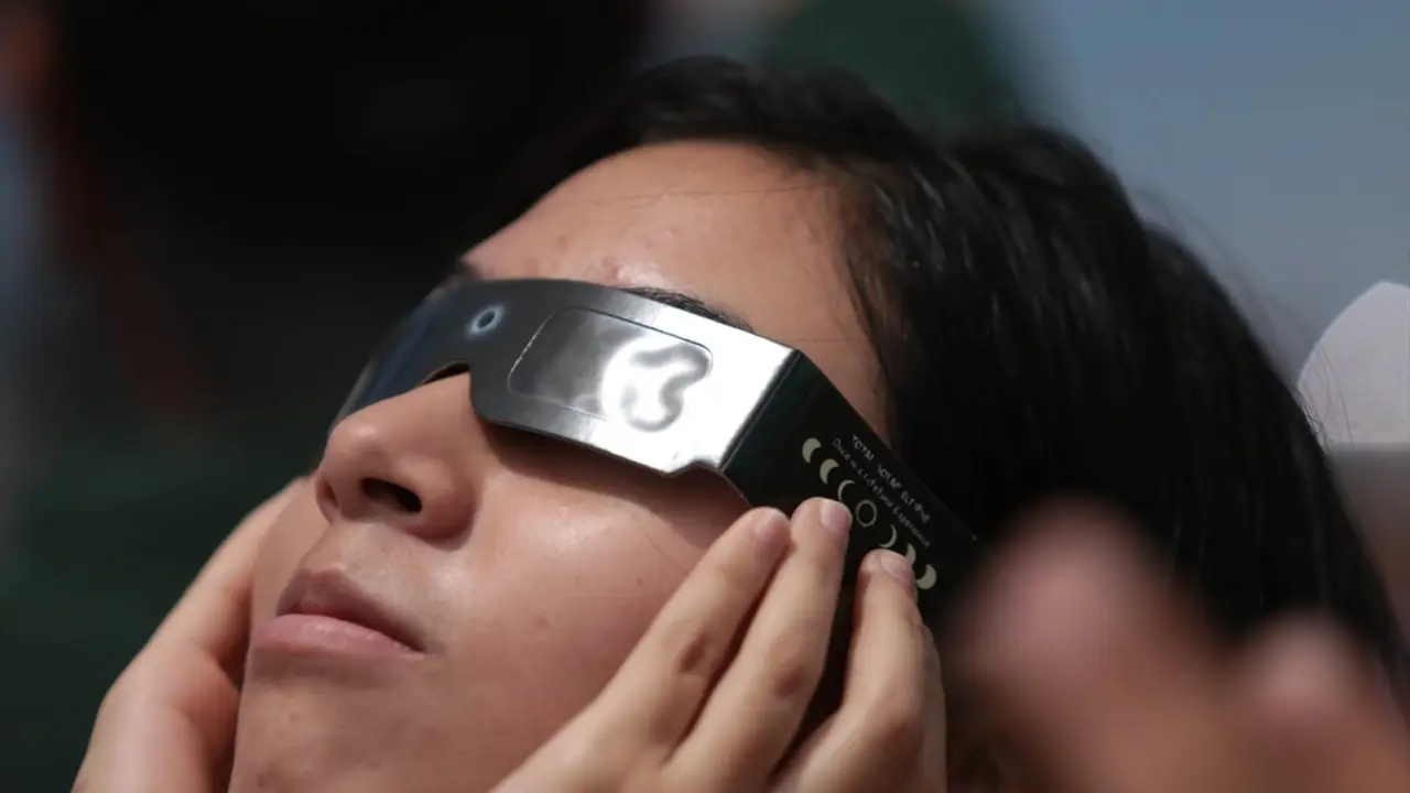 Una persona durante un eclipse solar. / Eduardo Resendiz