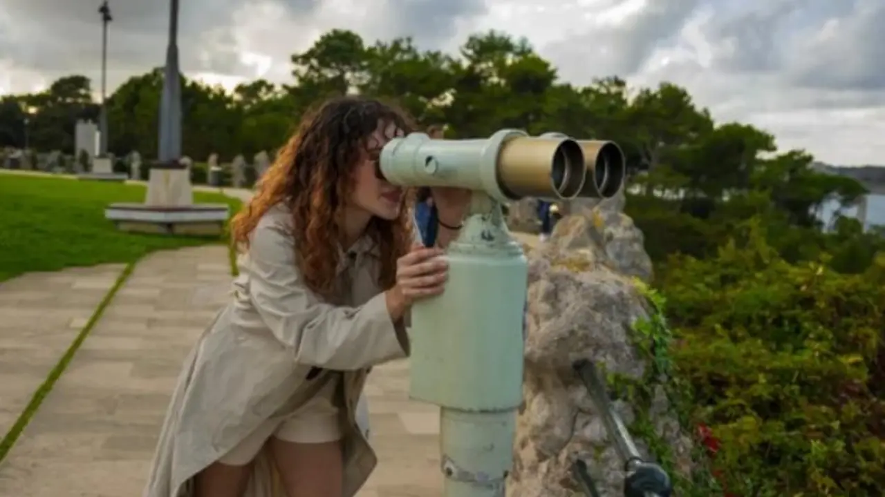 Una turista admirando las vistas en La Magdalena. / A.S.