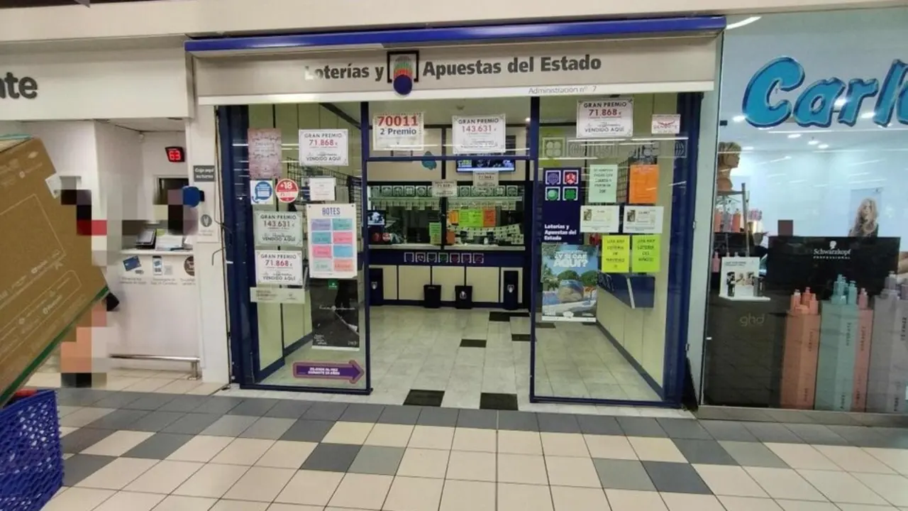 La administraci&oacute;n de loter&iacute;as del centro comercial Carrefour ha validado un boleto premiado. / EP