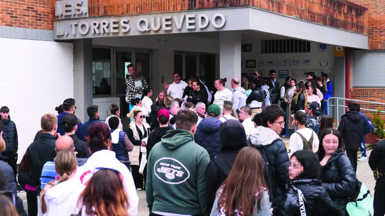Decenas de personas se concentraron el viernes en las puertas del IES Torres Quevedo para rechazar el caso de acoso escolar. / Juanma Serrano