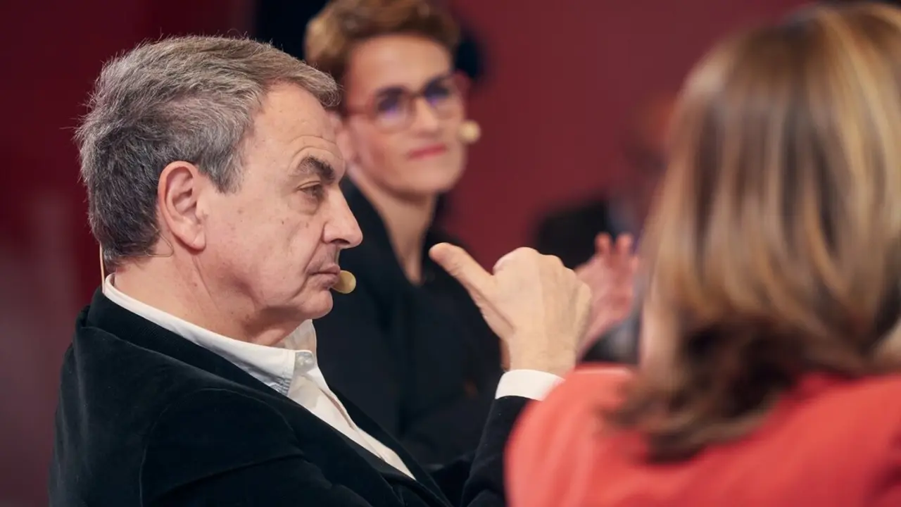 El expresidente del Gobierno, Jos&eacute; Luis Rodr&iacute;guez Zapatero, durante un coloquio. / Eduardo Sanz