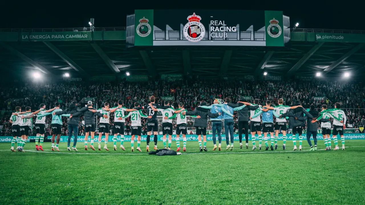 Los jugadores del Racing celebran con la grada. / RRC