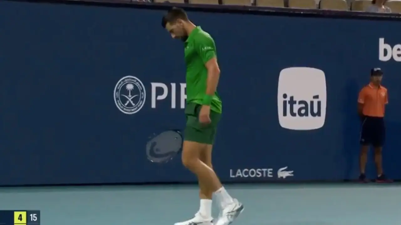 Djokovic tras un punto ante Mensik. / X