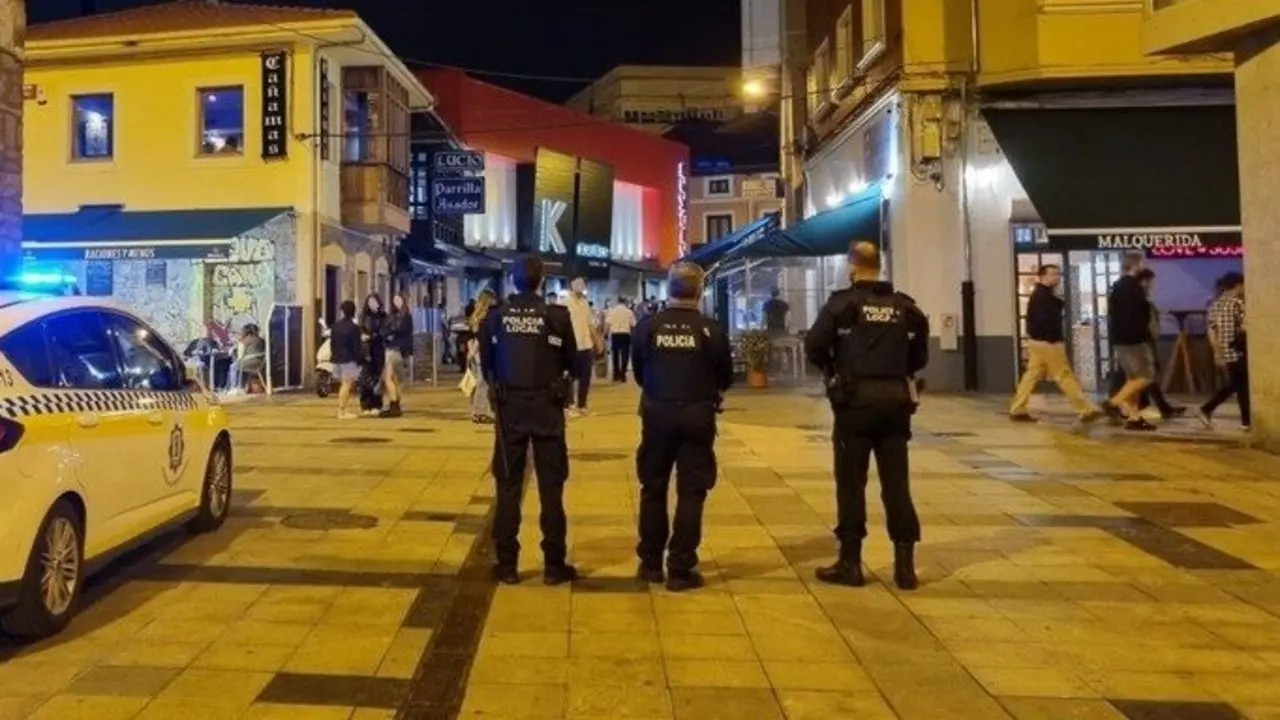 Agentes de Polic&iacute;a en la zona de vinos de Torrelavega. / EP
