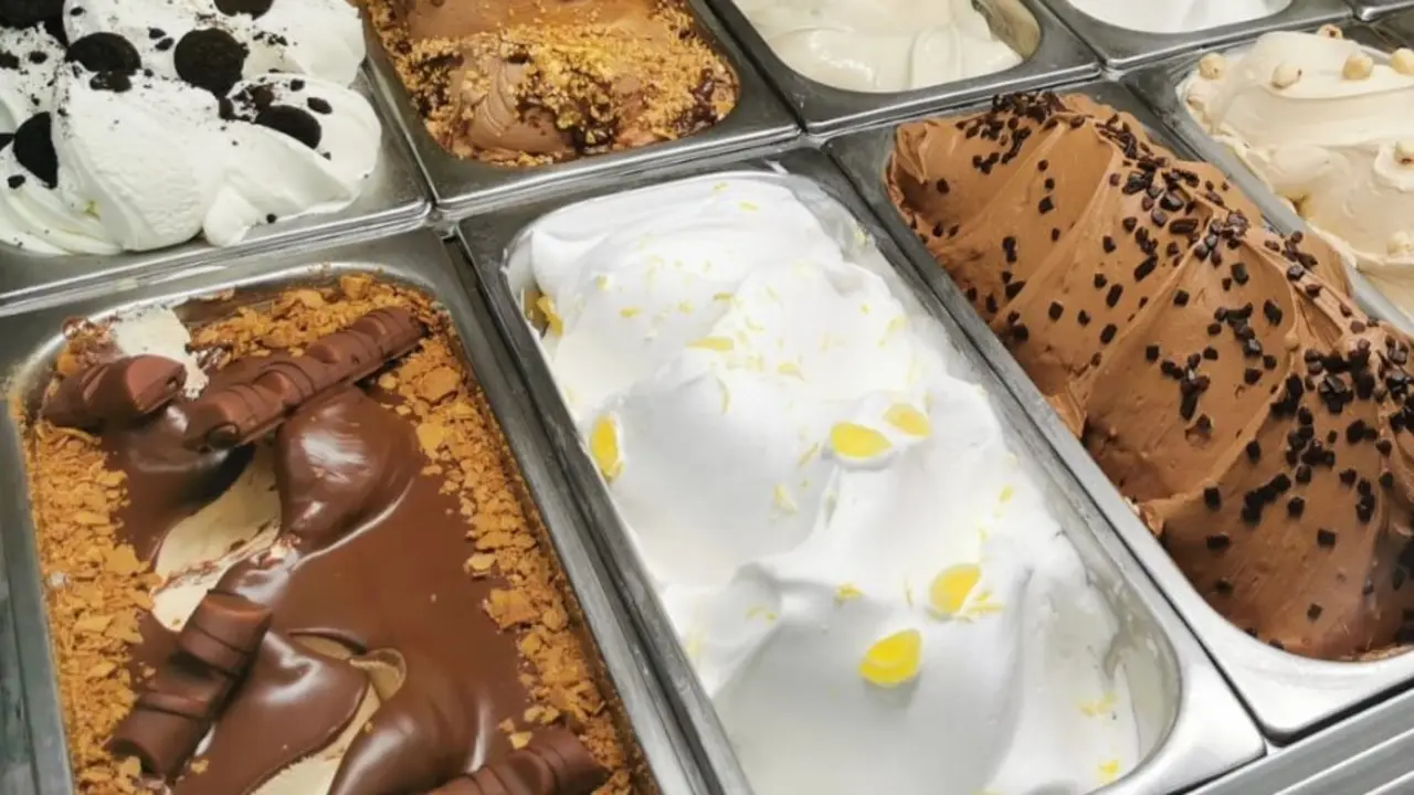Varios de los sabores de helado que tienen en el local. / Venta de Casta&ntilde;eda