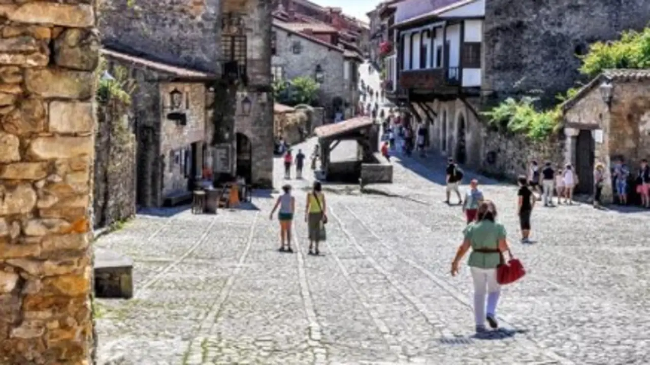 Varias personas pasean por Santillana del Mar. / A.S.