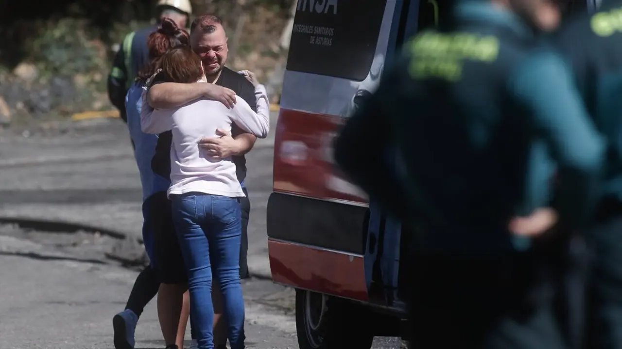 Familiares y amigos de las v&iacute;ctimas durante las labores de b&uacute;squeda de las v&iacute;ctimas del accidente en la mina de Cerredo, a 31 de marzo de 2025, en Dega&ntilde;a, Asturias (Espa&ntilde;a). Cinco personas han fallecido y otras cuatro han resultado heridas de consideraci&oacute;n en el accidente laboral registrado en una mina de Cerredo, Dega&ntilde;a, seg&uacute;n informaci&oacute;n recogida por Europa Press de fuentes del Servicio de Emergencias del Principado de Asturias, de Delegaci&oacute;n del Gobierno y de la Guardia Civil.
Fecha: 31/03/2025. leer menos

Firma: Carlos Castro / Europa Press