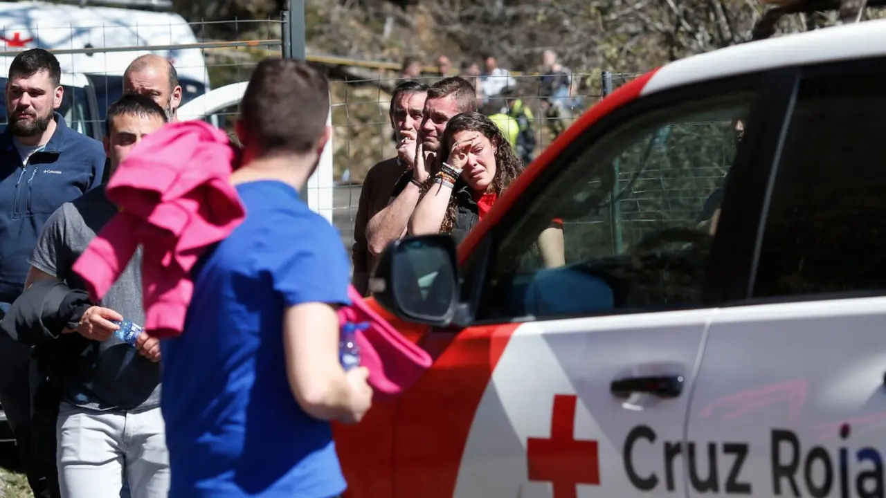Efectivos de emergencias durante las labores de b&uacute;squeda de las v&iacute;ctimas del accidente en la mina de Cerredo, a 31 de marzo de 2025, en Dega&ntilde;a, Asturias (Espa&ntilde;a). Cinco personas han fallecido y otras cuatro han resultado heridas de consideraci&oacute;n en el accidente laboral registrado en una mina de Cerredo, Dega&ntilde;a, seg&uacute;n informaci&oacute;n recogida por Europa Press de fuentes del Servicio de Emergencias del Principado de Asturias, de Delegaci&oacute;n del Gobierno y de la Guardia Civil.
Fecha: 31/03/2025. leer menos

Firma: Carlos Castro / Europa Press