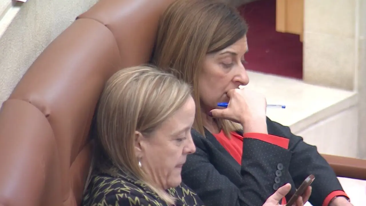 La consejera de Presidencia, Isabel Urrutia, y la presidenta del Gobierno de Cantabria, Mar&iacute;a Jos&eacute; S&aacute;enz de Buruaga, durante una sesi&oacute;n plenaria del Parlamento auton&oacute;mico, en un momento de an&aacute;lisis y seguimiento de las iniciativas debatidas en la C&aacute;mara./ RTVE