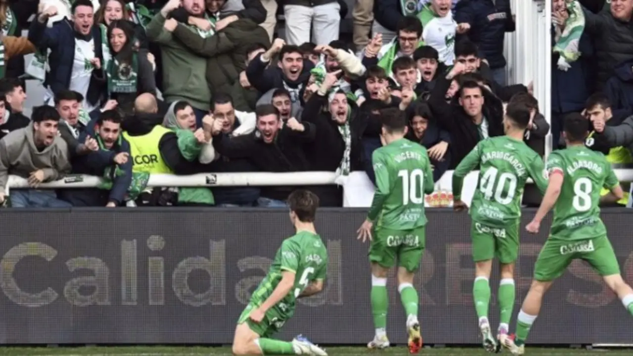 Los jugadores del Racing de Santander celebran un gol con su afici&oacute;n en El Sardinero, desatando la euforia en la grada tras una nueva victoria en LaLiga Hypermotion.