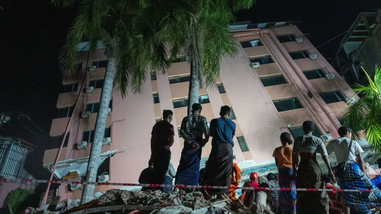 Residentes de Mandalay tras el terremoto de magnitud 7,7 en la escala abierta de Richter. / EP