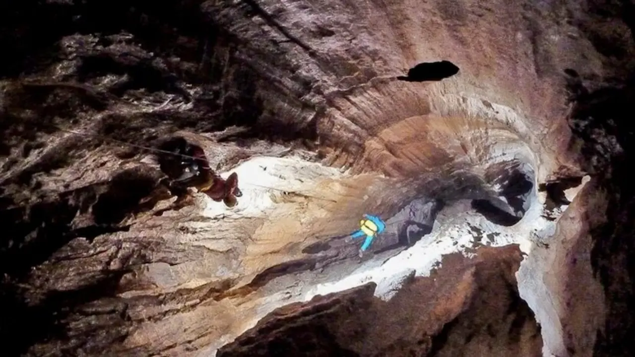 Interior de la cueva de Los Moros. / X