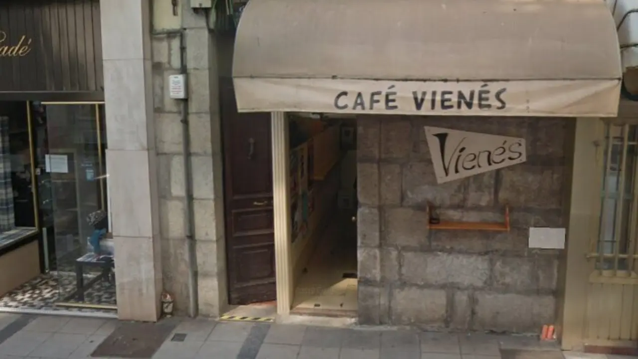 La puerta m&aacute;s peque&ntilde;a de la ciudad. / A.E