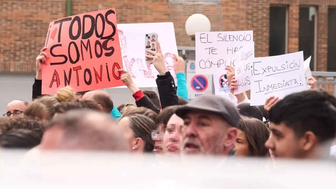 Varias personas con carteles durante una concentraci&oacute;n de apoyo al joven con par&aacute;lisis cerebral que sufri&oacute; bullying. / Juanma Serrano