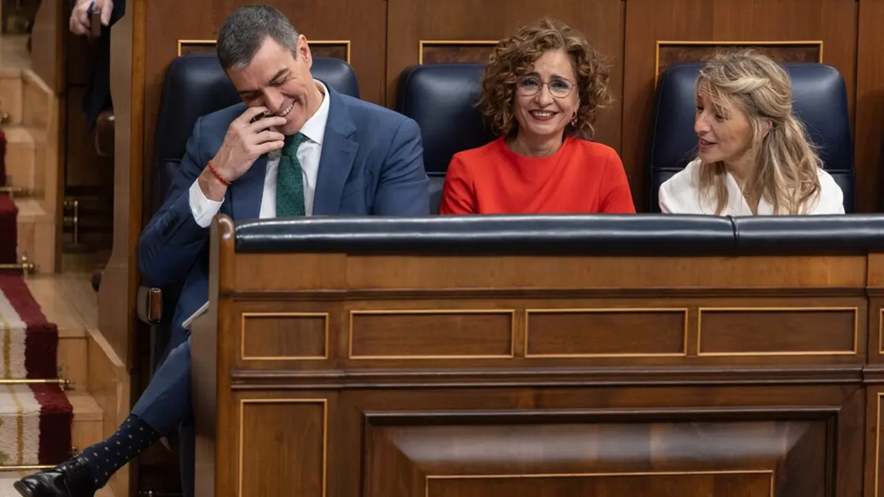 (I-D) El presidente del Gobierno, Pedro S&aacute;nchez; la vicepresidenta primera y ministra de Hacienda, Mar&iacute;a Jes&uacute;s Montero y la vicepresidenta segunda y ministra de Trabajo, Yolanda D&iacute;az, durante una sesi&oacute;n plenaria. / Eduardo Parra