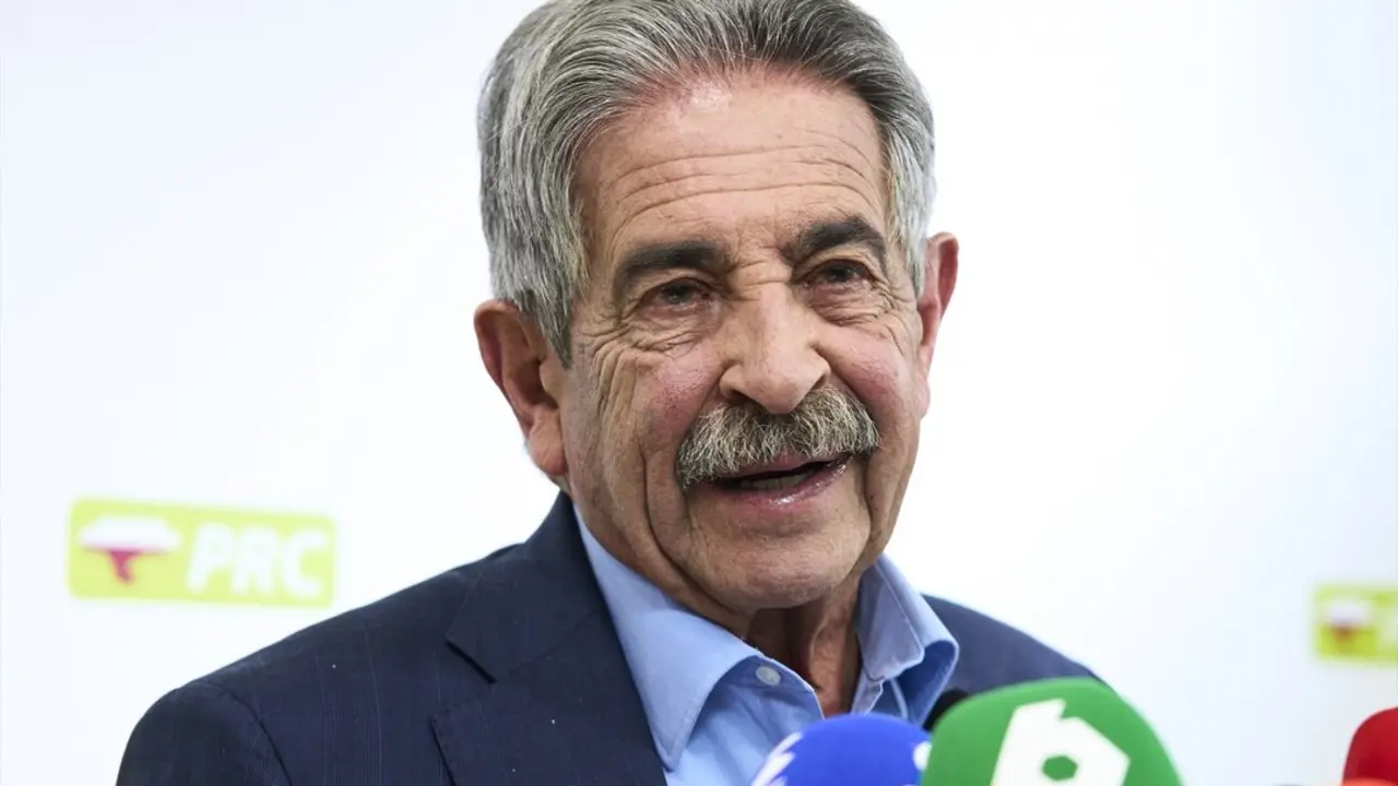 El secretario general del PRC y expresidente de Cantabria, Miguel &Aacute;ngel Revilla, durante una rueda de prensa. / C&eacute;sar Ortiz