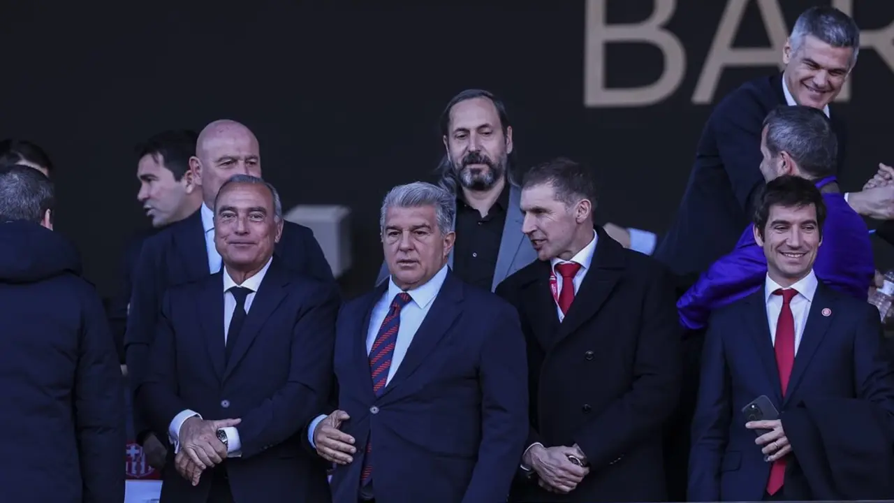El presidente del Barcelona, Joan Laporta en el palco. / EP