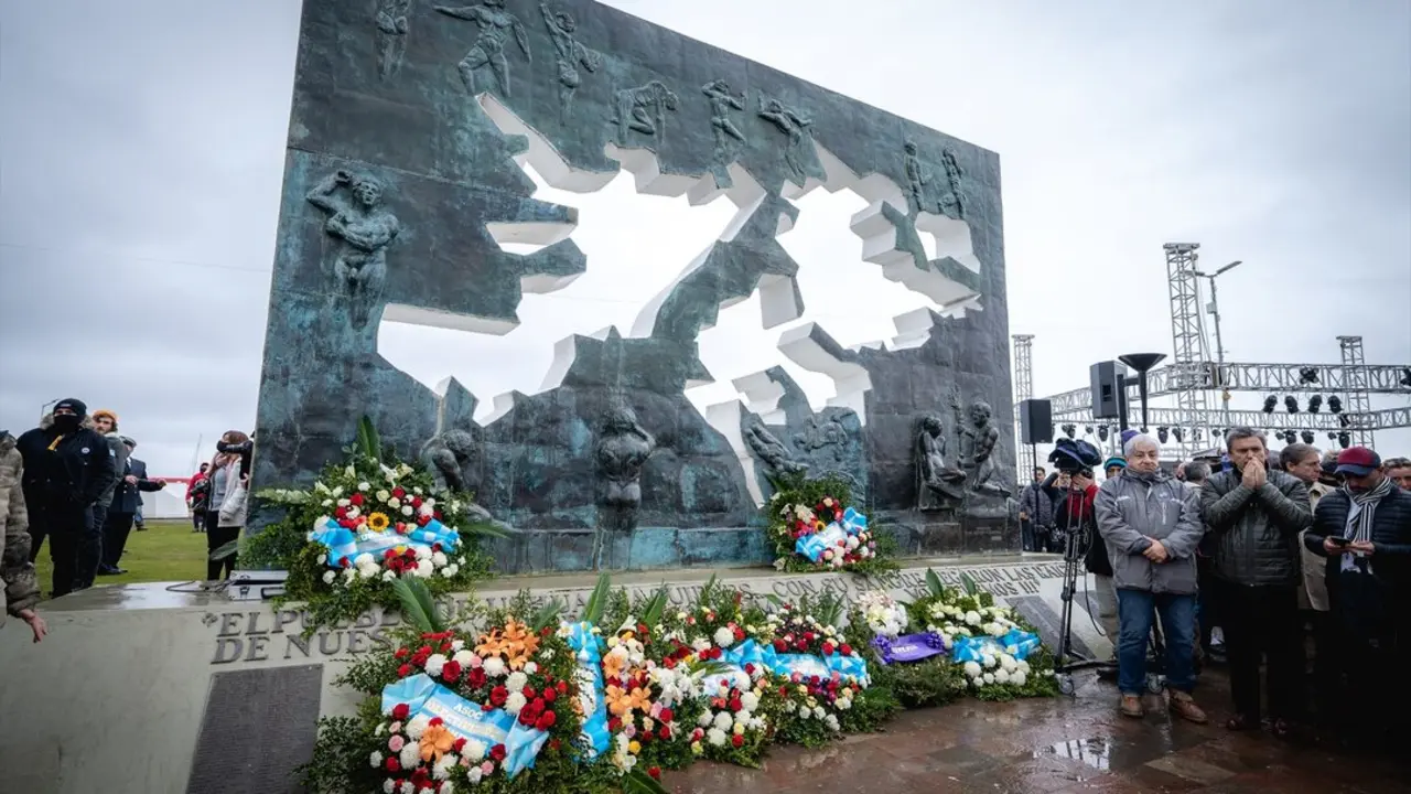 Flores depositadas ante una imagen de las Islas Malvinas en la Plaza Malvinas durante una ceremonia conmemorativa por el aniversario del inicio de la Guerra de las Malvinas entre Argentina y Gran Breta&ntilde;a. / Joel Reyero/dpa