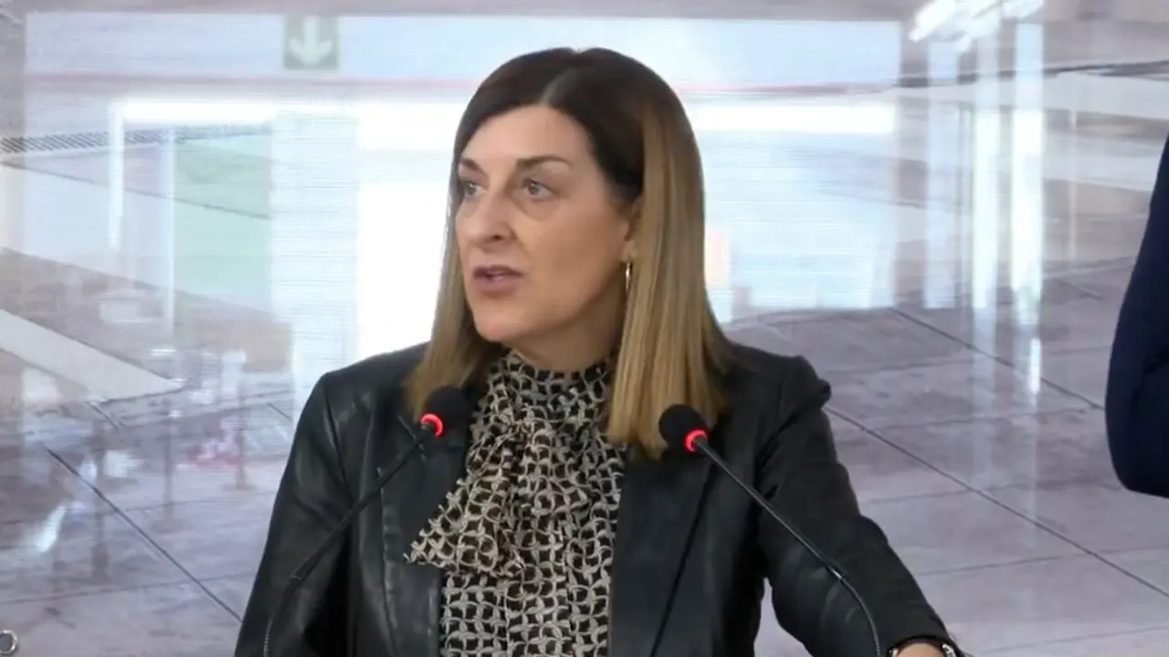 La presidenta de Cantabria, Mar&iacute;a Jos&eacute; Sa&eacute;nz de Buruaga durante una rueda de prensa. / Archivo