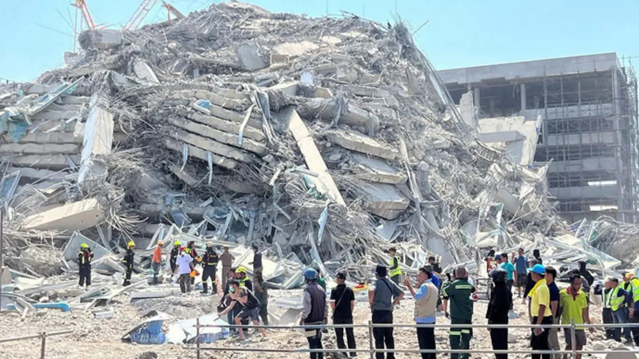Efectos del devastador terremoto en Birmania. / x