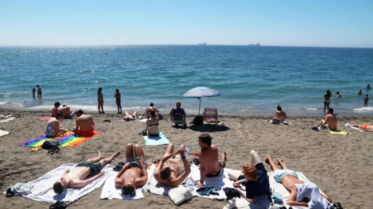 Un grupo de turistas disfrutan de la playa en el mediterr&aacute;neo. / x
