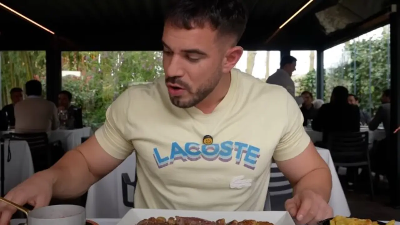 El youtuber, Pablo Cabezali comiendo en el restaurante. / YT