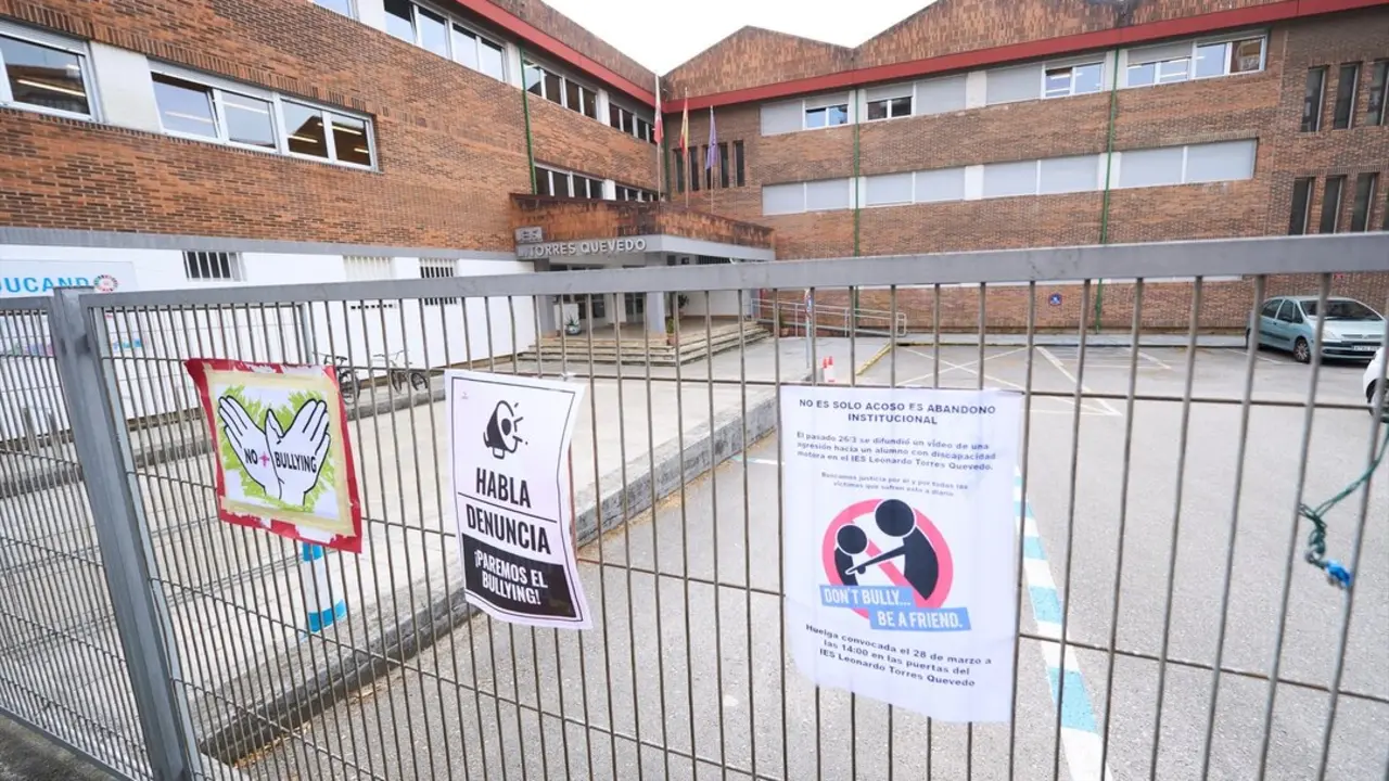 Carteles contra el acoso en la valla del IES Torres Quevedo despu&eacute;s de que un joven con par&aacute;lisis cerebral sufriera bullying por parte de cuatro alumnos. / Juanma Serrano