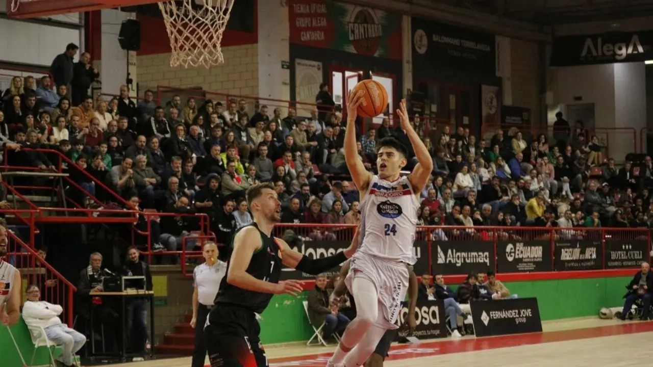 Jugada del partido entr el Cantabria y el Obradoiro. / Monbus obradoiro