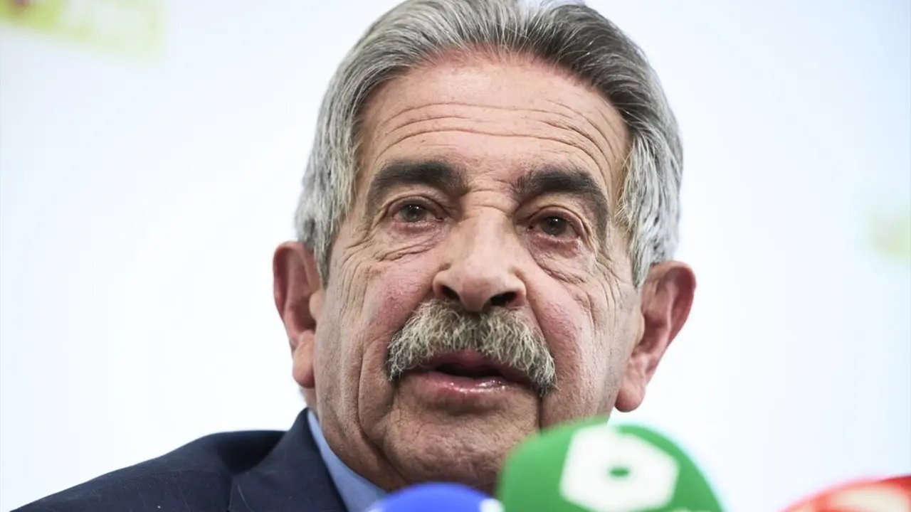 El secretario general del PRC y expresidente de Cantabria, Miguel &Aacute;ngel Revilla, durante una rueda de prensa. / C&eacute;sar Ortiz