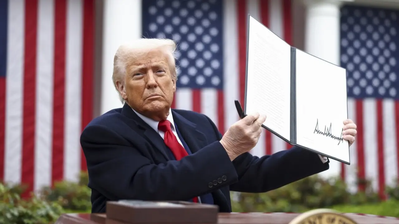 El presidente estadounidense, Donald Trump, muestra una orden ejecutiva firmada que implementa nuevos aranceles rec&iacute;procos contra sus socios comerciales. / Jim LoScalzo-Pool