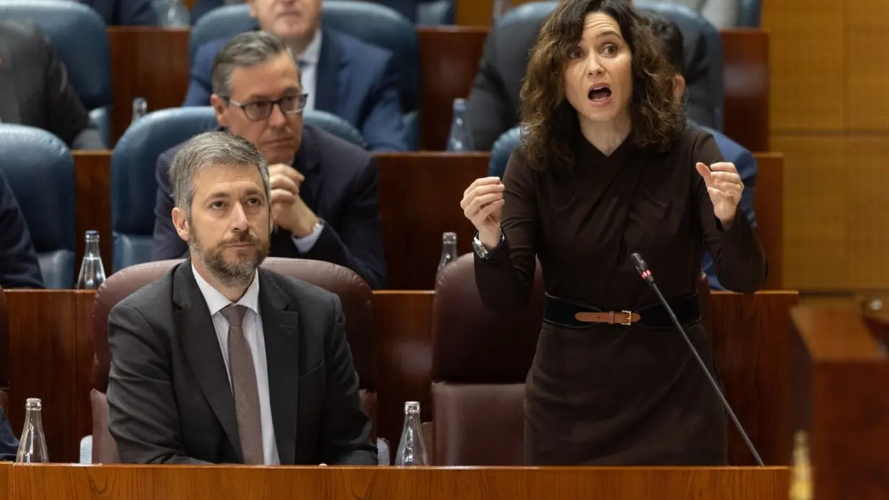 La presidenta de la Comunidad de Madrid, Isabel D&iacute;az Ayuso, interviene durante un pleno en la Asamblea de Madrid. / Eduardo Parra