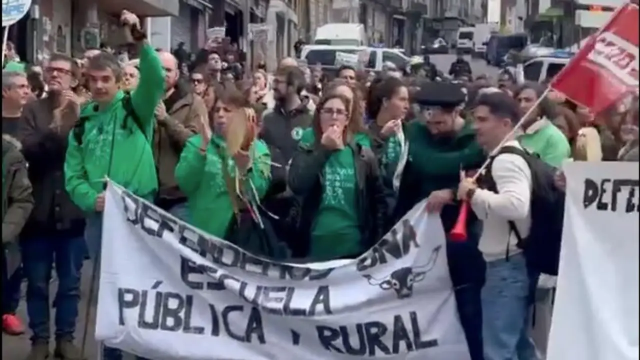 Varias personas durante la manifestaci&oacute;n docente. / ANPE
