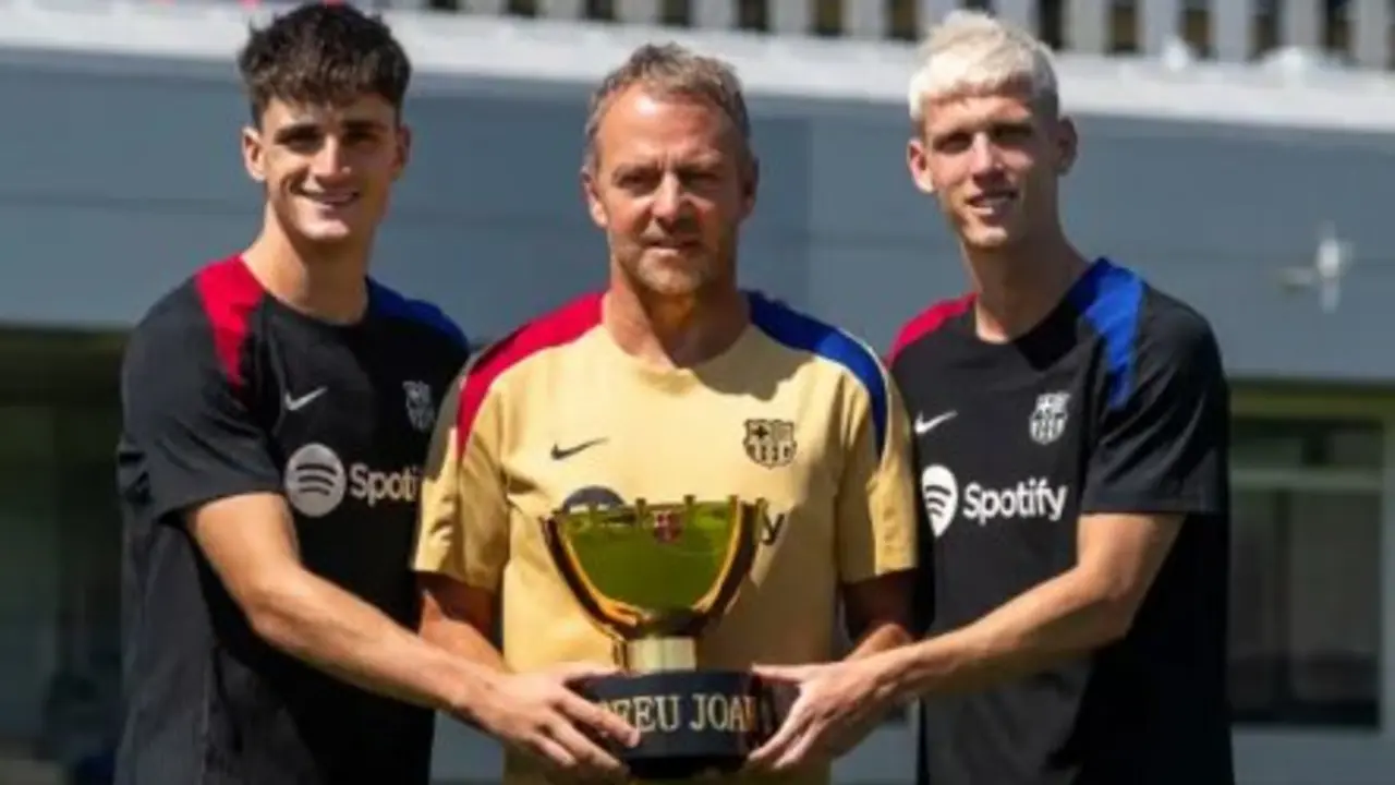 Pau V&iacute;ctor, Hansi Flick y Dani Olmo. / FCB / Archivo