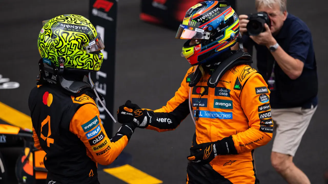 Oscar Piastri (aus), McLaren F1 Team MCL39, y Lando Norris gbr), McLaren. / EP