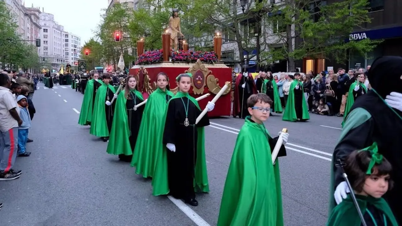Varios ni&ntilde;os durante la Semana Santa en Santander. / EP