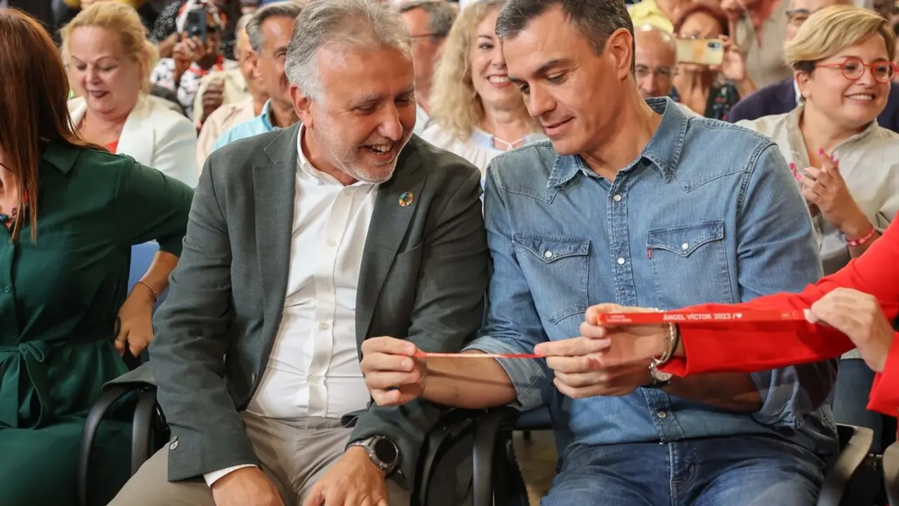 El ministro &Aacute;ngel V&iacute;ctor Torres (i), y el presidente del Gobierno, Pedro S&aacute;nchez (d). / EP