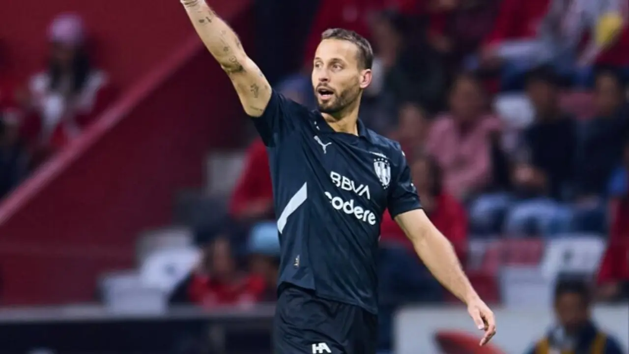 Sergio canales durante un partido con el Rayados. / X