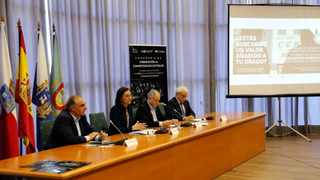 El consejero de Industria, Eduardo Arasti, en la presentaci&oacute;n del Programa de Hibridaci&oacute;n. / LR