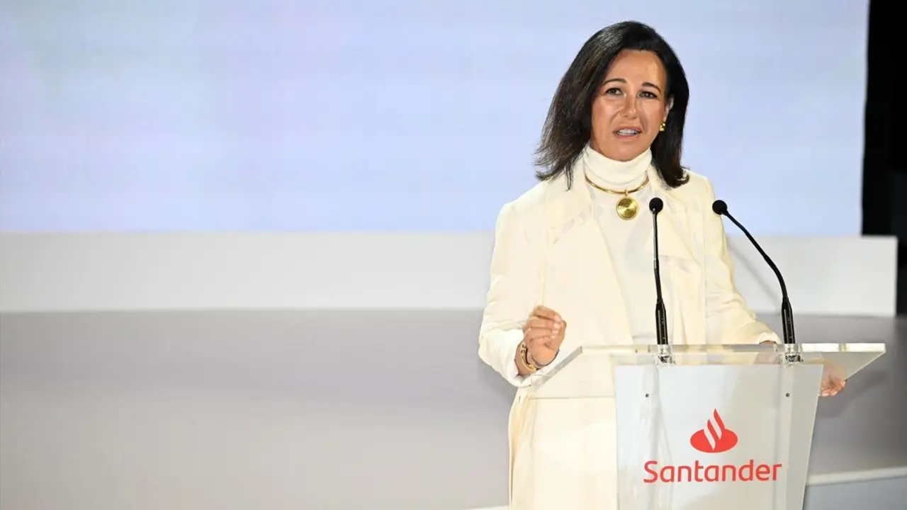 Ana Patricia Bot&iacute;n habla durante una entrega de premios. / Jos&eacute; Oliva