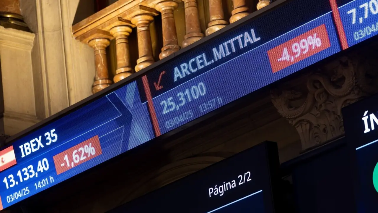 Paneles del Ibex, en el Palacio de la Bolsa de Madrid, a 3 de abril de 2025, en Madrid. / Eduardo Parra