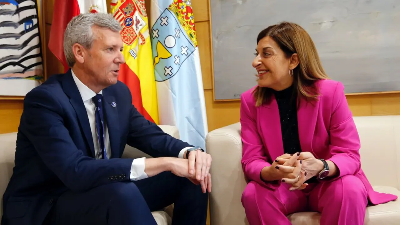La presidenta de Cantabria, Mar&iacute;a Jos&eacute; S&aacute;enz de Buruaga, junto al presidente de Galia, Alfonso Rueda. / A.E.